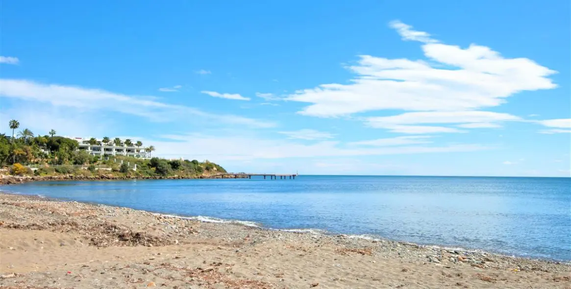 Short-term rent of middle floor apartment in Estepona 13