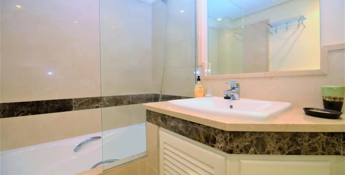 Short-term rent of middle floor apartment in Estepona 18