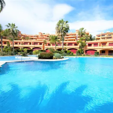 Short-term rent of middle floor apartment in Estepona