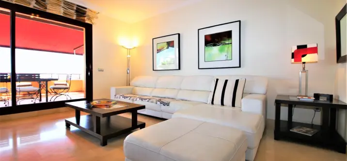 Short-term rent of middle floor apartment in Estepona 1
