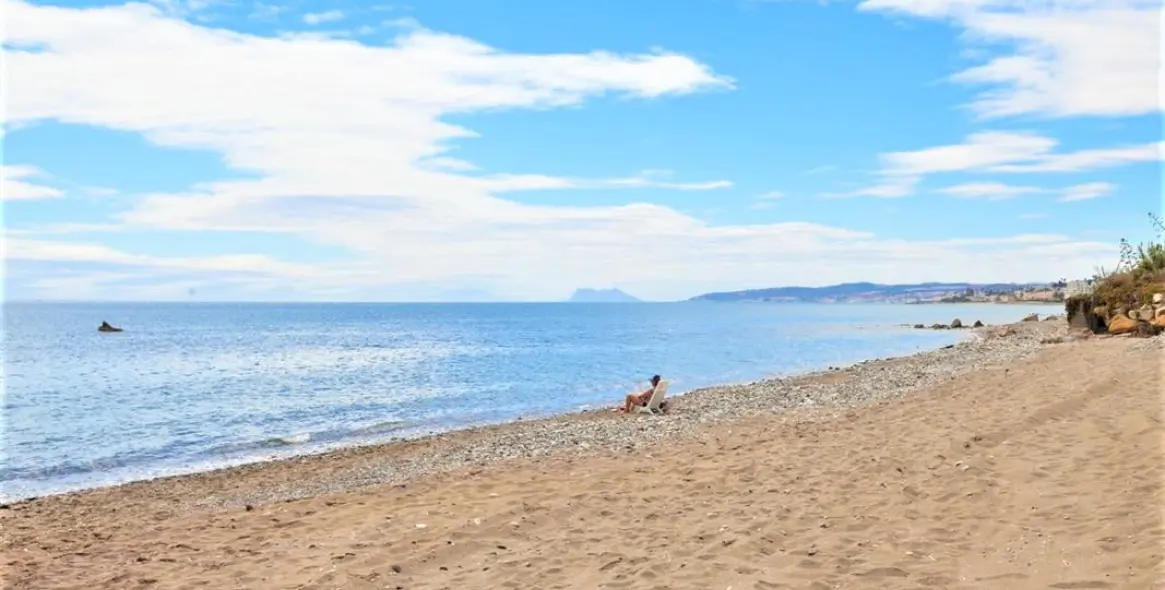 Short-term rent of middle floor apartment in Estepona 24