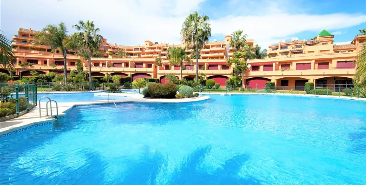 Short-term rent of middle floor apartment in Estepona 1
