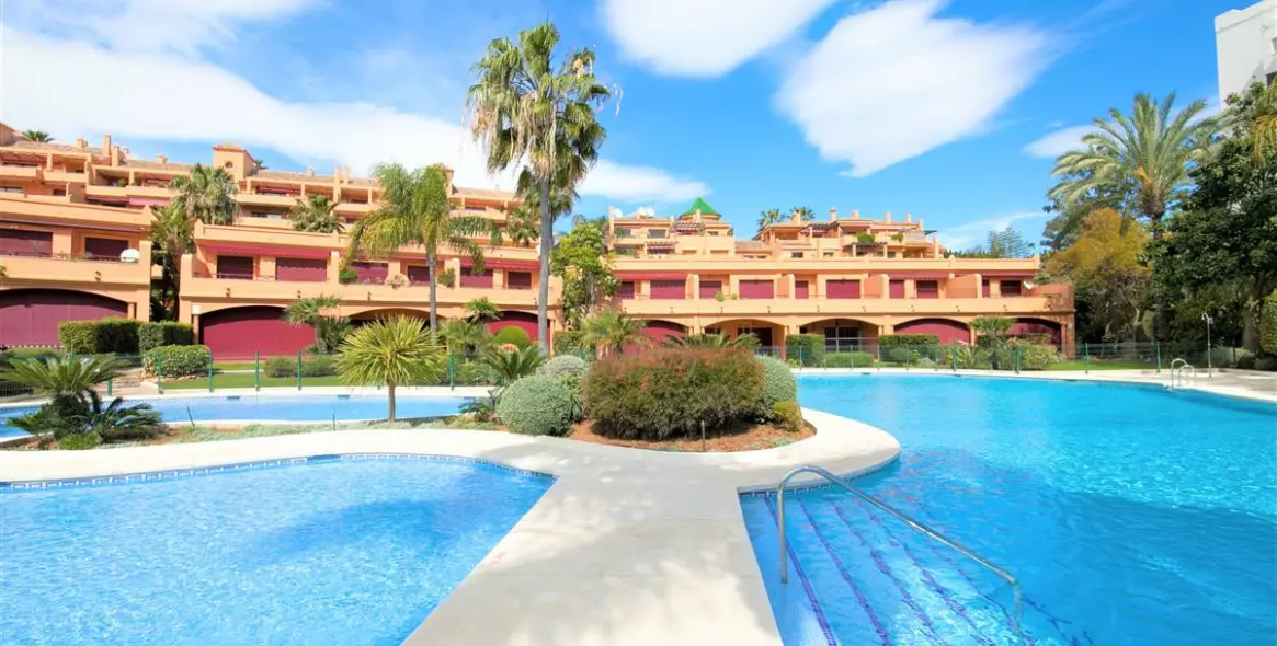 Short-term rent of middle floor apartment in Estepona 9