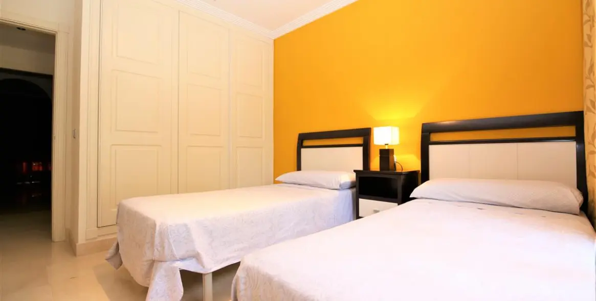 Short-term rent of middle floor apartment in Estepona 16