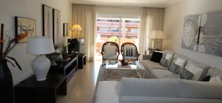 Short-term rent of middle floor apartment in Puerto Banús 2