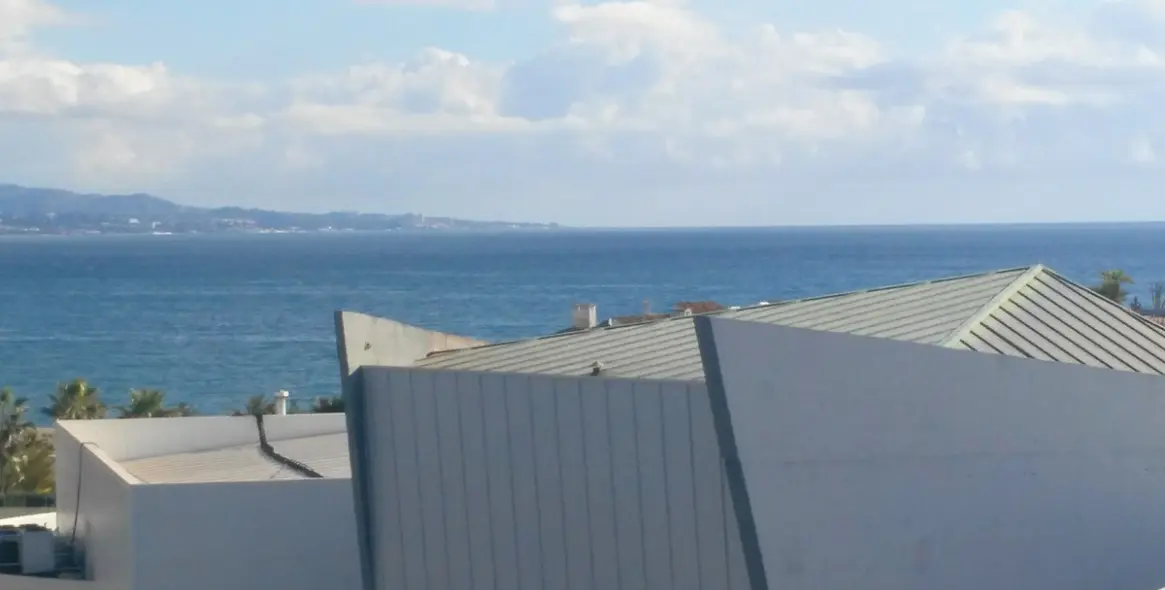 Short-term rent of middle floor apartment in Puerto Banús 2