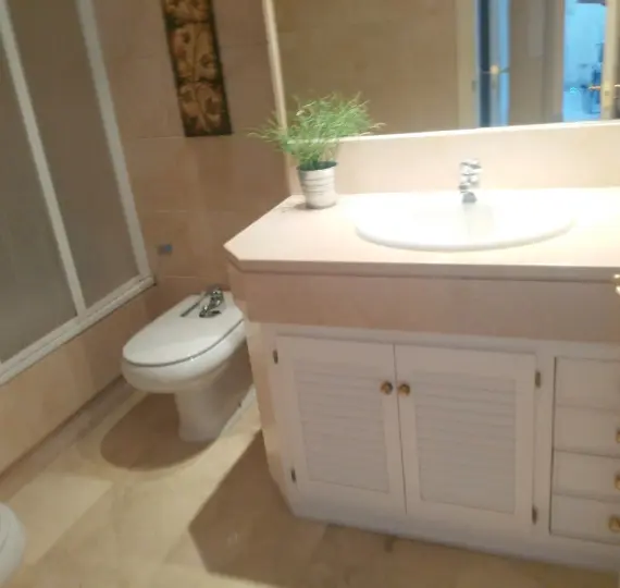 Краткосрочная аренда апартаментов на среднем этаже в Puerto Banús