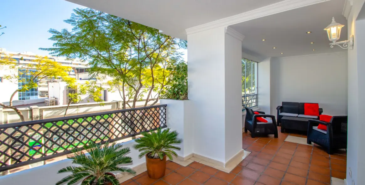 Short-term rent of middle floor apartment in Puerto Banús 2