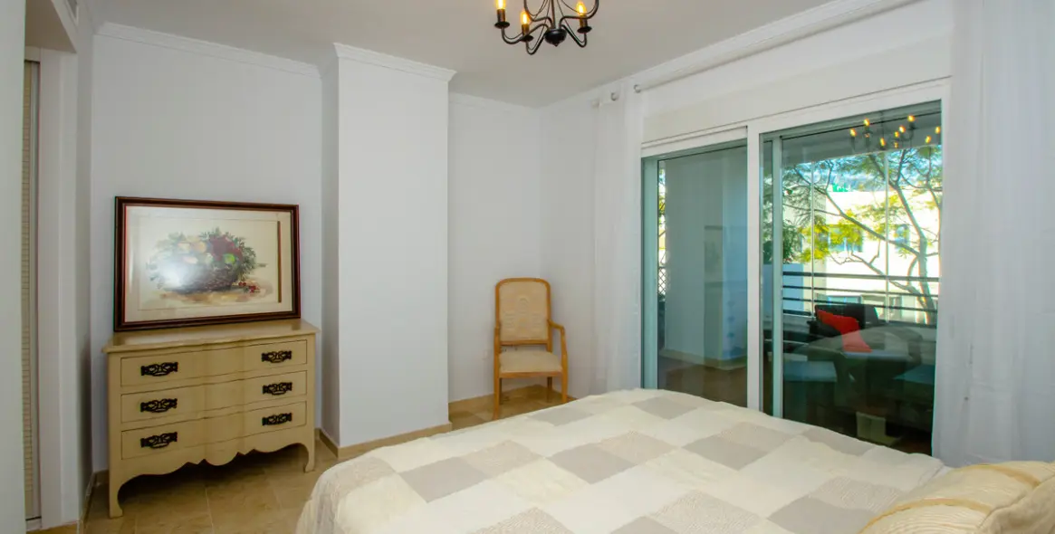 Short-term rent of middle floor apartment in Puerto Banús 8
