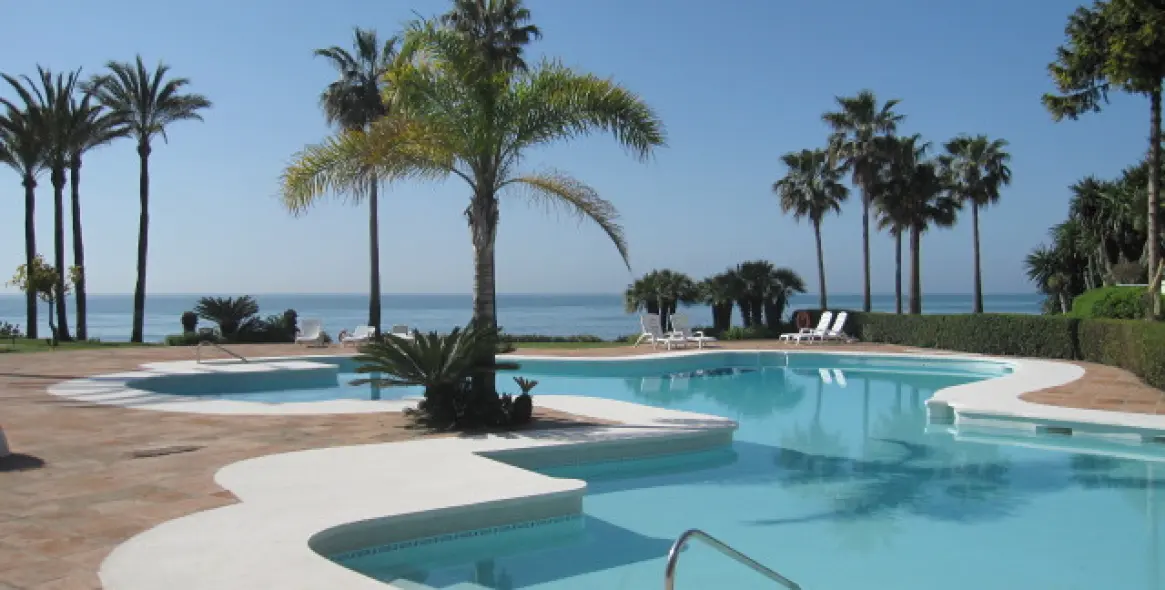 Short-term rent of middle floor apartment in Estepona 1