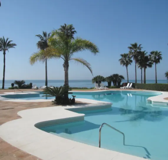 Short-term rent of middle floor apartment in Estepona