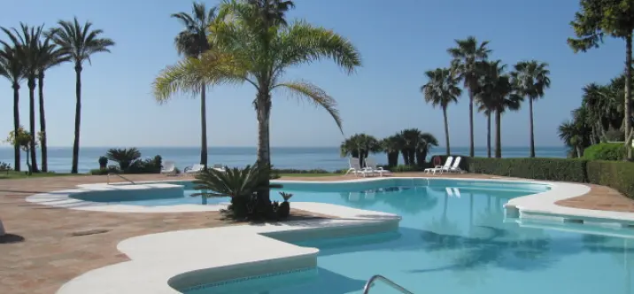 Short-term rent of middle floor apartment in Estepona 0