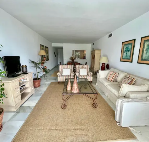 Short-term rent of middle floor apartment in Estepona