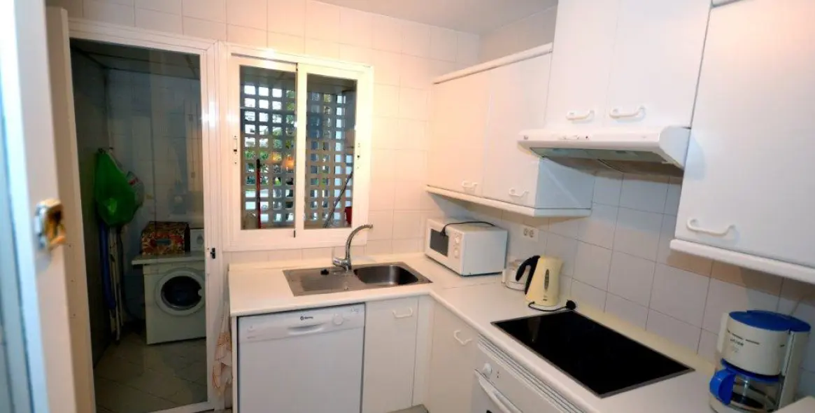 Short-term rent of middle floor apartment in Estepona 5