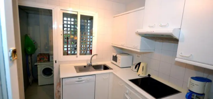 Short-term rent of middle floor apartment in Estepona 4