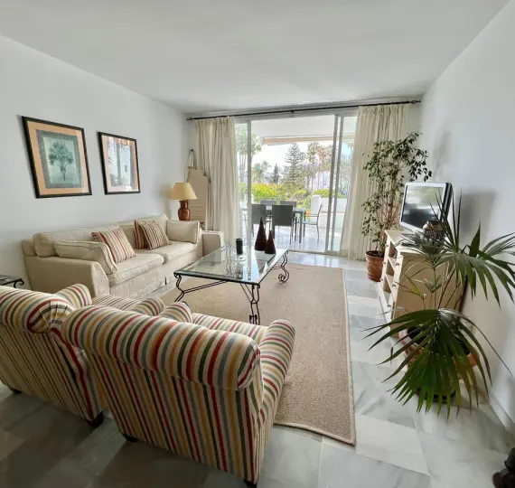 Short-term rent of middle floor apartment in Estepona