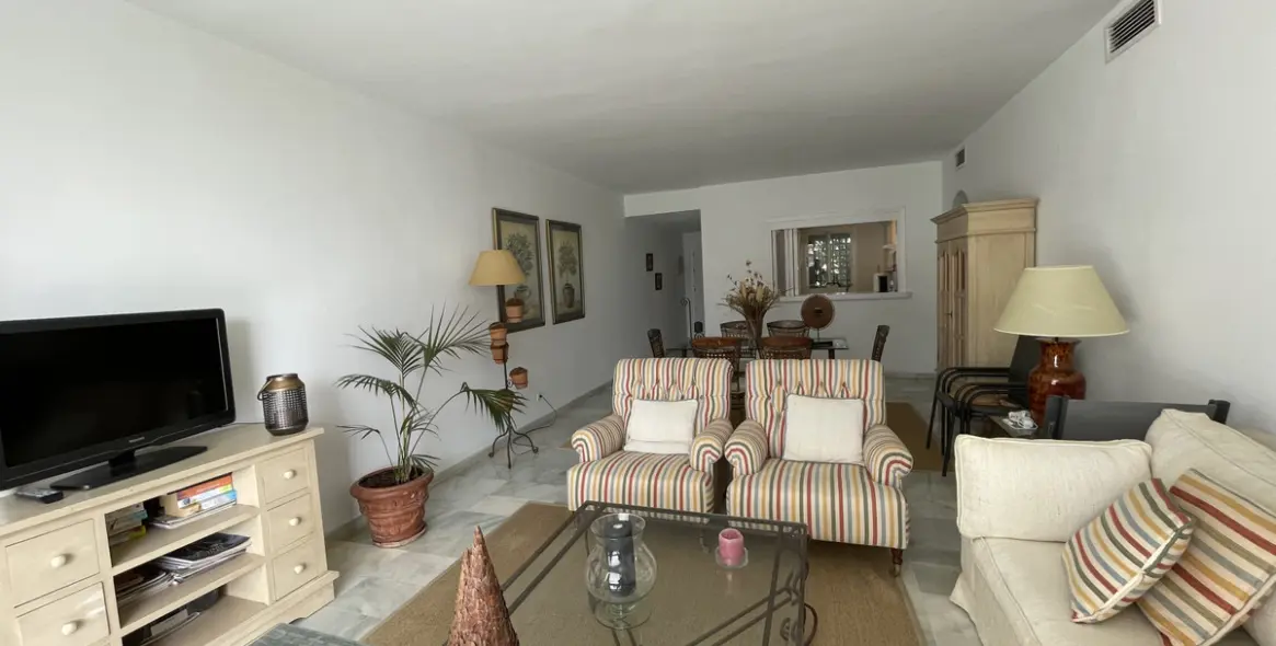 Short-term rent of middle floor apartment in Estepona 12