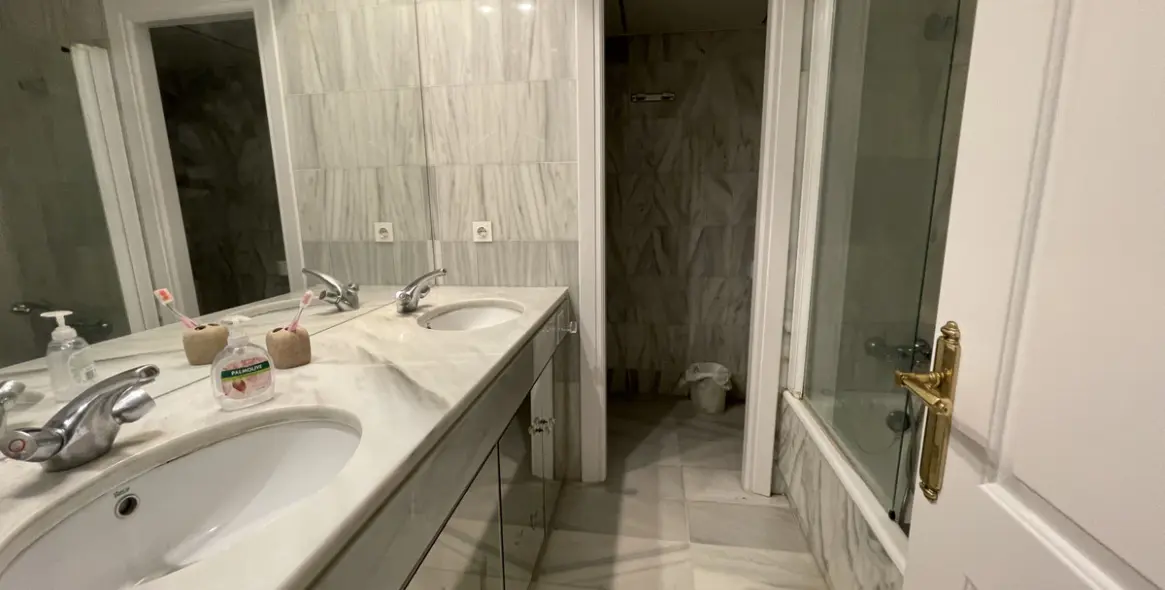 Short-term rent of middle floor apartment in Estepona 13