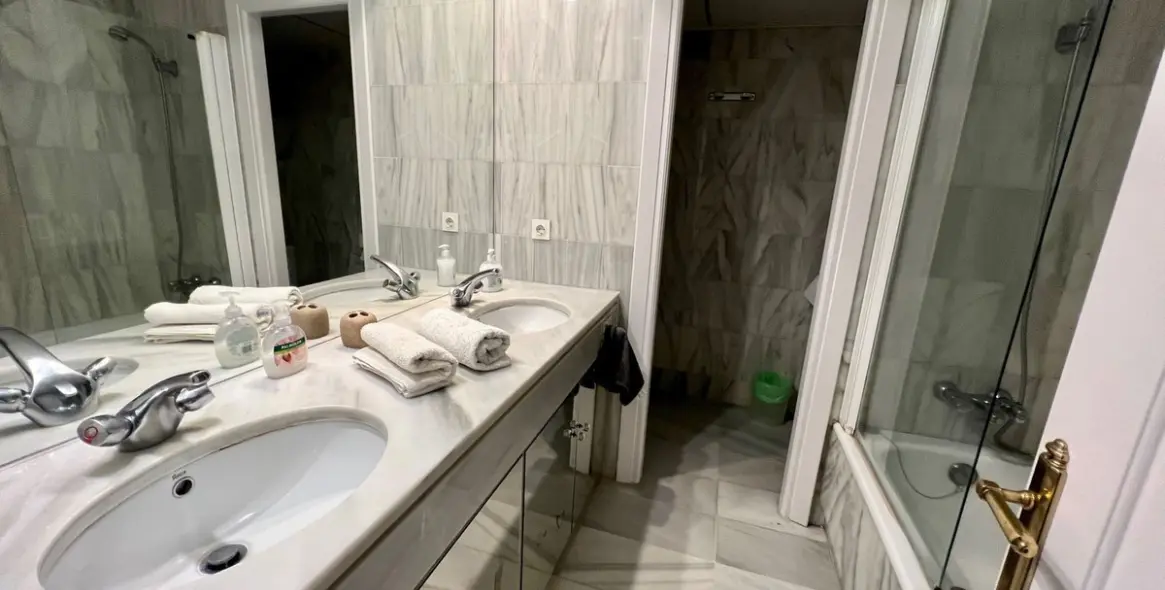 Short-term rent of middle floor apartment in Estepona 16