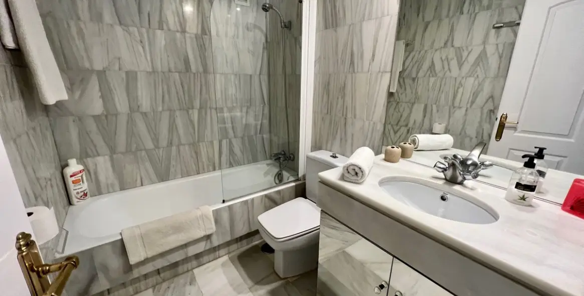 Short-term rent of middle floor apartment in Estepona 17