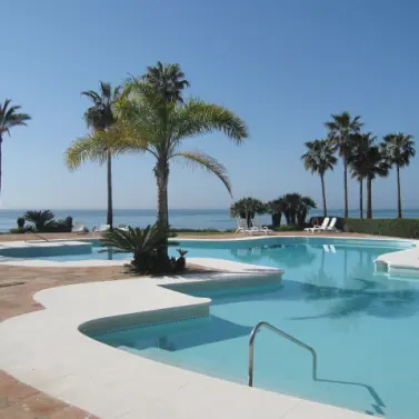 Краткосрочная аренда апартаментов на среднем этаже в Estepona