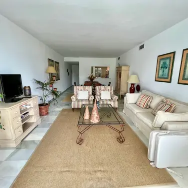 Краткосрочная аренда апартаментов на среднем этаже в Estepona