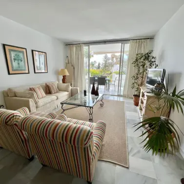 Краткосрочная аренда апартаментов на среднем этаже в Estepona