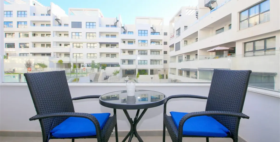 Alquiler a corto plazo de apartamento en planta media en Estepona 1