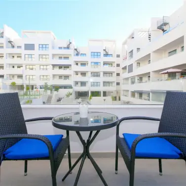 Краткосрочная аренда апартаментов на среднем этаже в Estepona