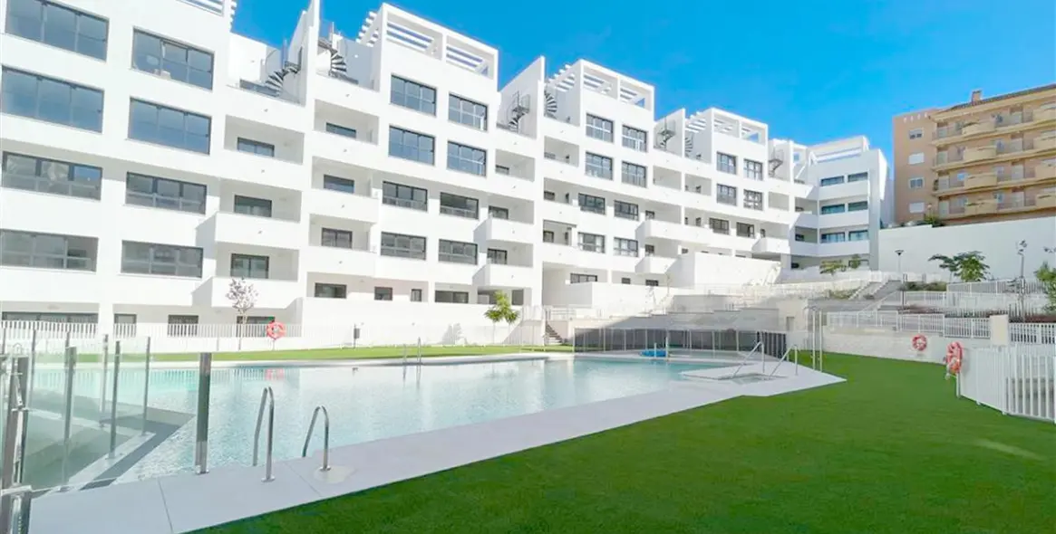 Alquiler a corto plazo de apartamento en planta media en Estepona 2