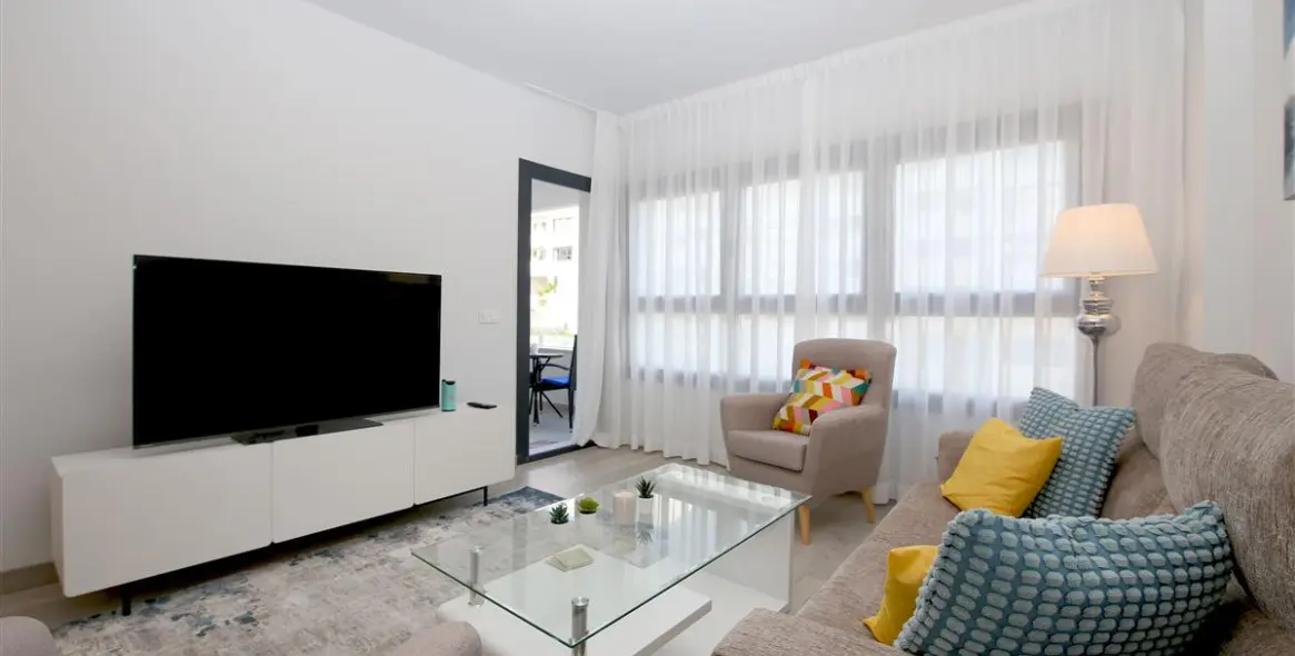 Alquiler a corto plazo de apartamento en planta media en Estepona 3