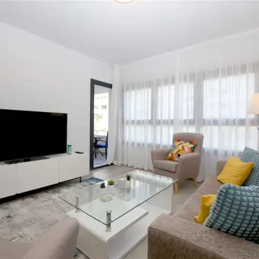 Краткосрочная аренда апартаментов на среднем этаже в Estepona