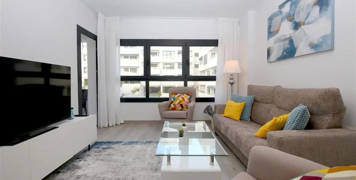 Alquiler a corto plazo de apartamento en planta media en Estepona 4