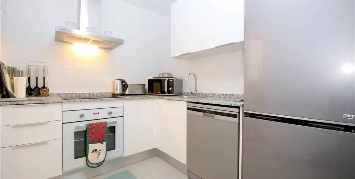 Alquiler a corto plazo de apartamento en planta media en Estepona 5