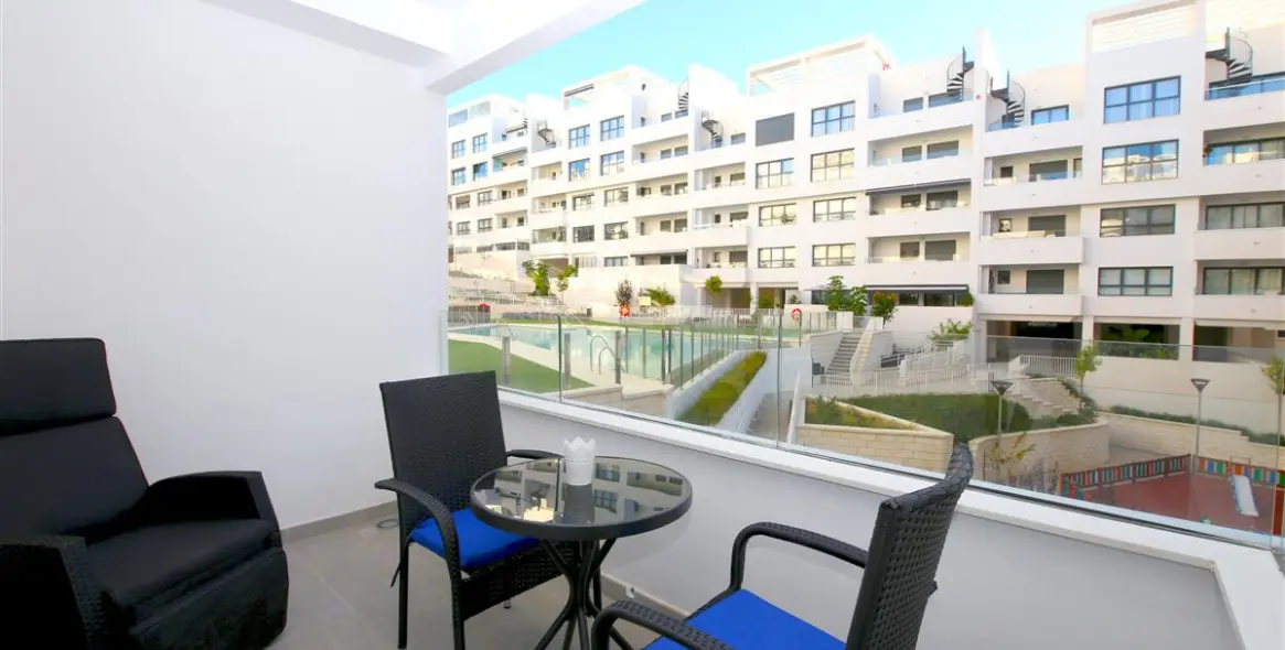Alquiler a corto plazo de apartamento en planta media en Estepona 9