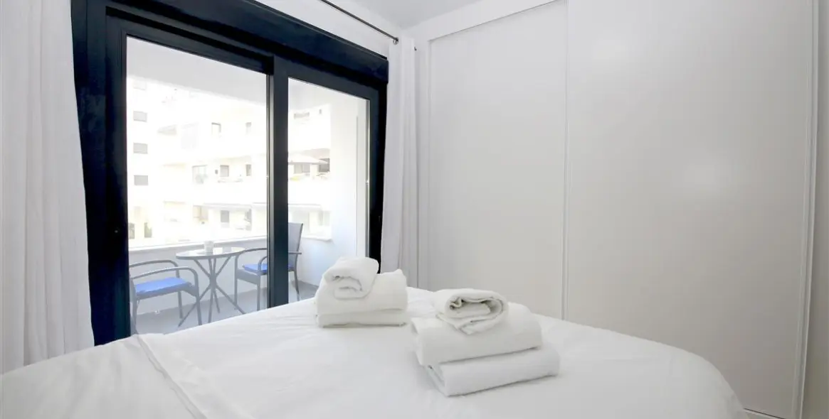 Alquiler a corto plazo de apartamento en planta media en Estepona 15