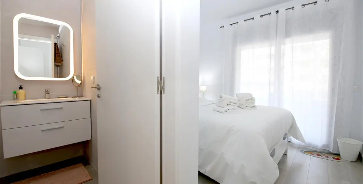 Alquiler a corto plazo de apartamento en planta media en Estepona 16