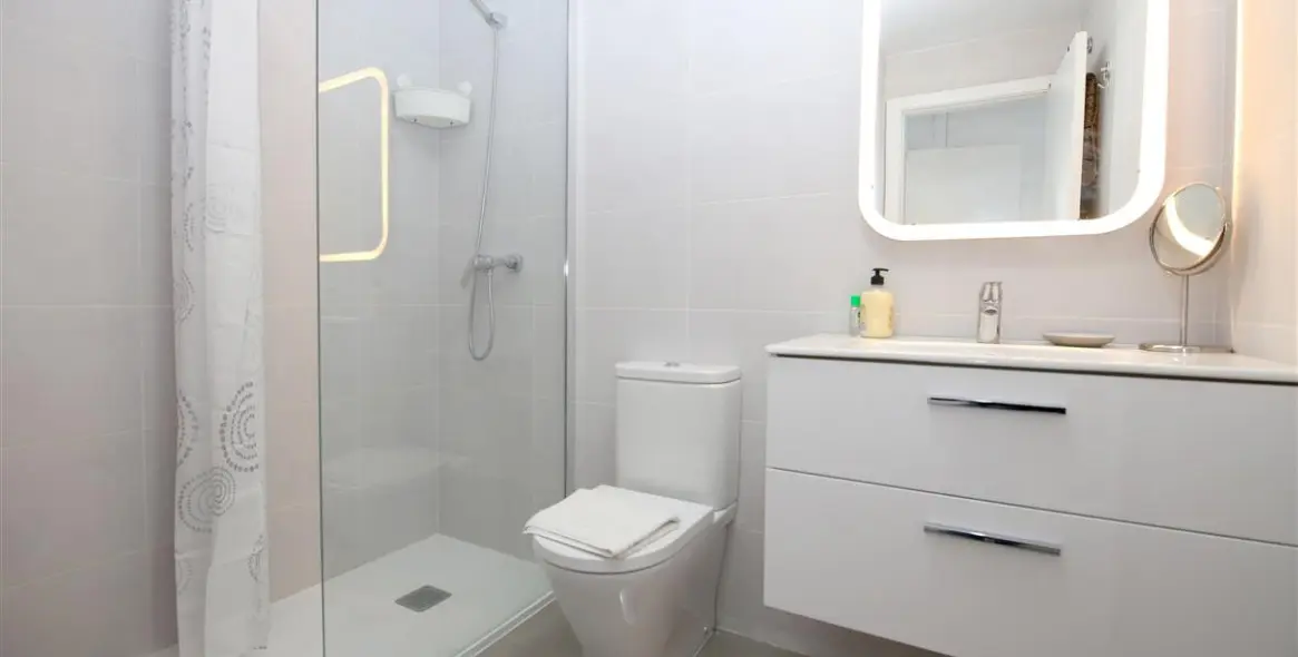 Alquiler a corto plazo de apartamento en planta media en Estepona 17