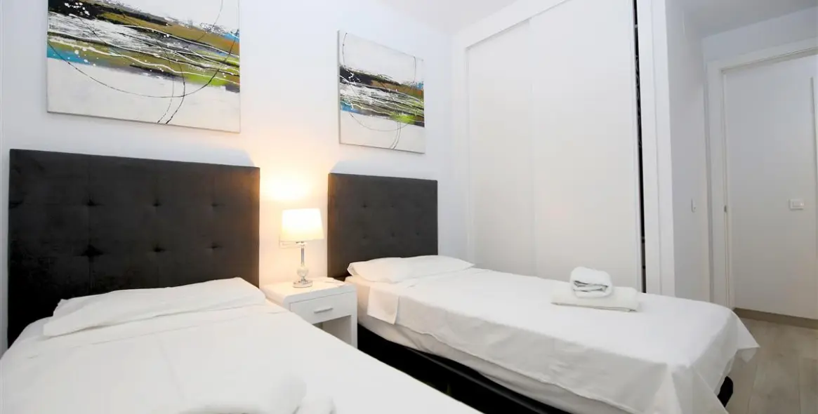 Alquiler a corto plazo de apartamento en planta media en Estepona 19