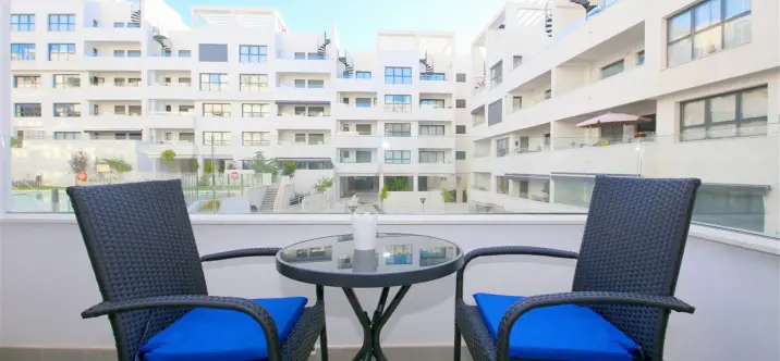 Alquiler a corto plazo de apartamento en planta media en Estepona 0