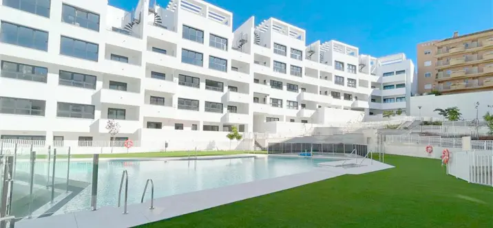 Alquiler a corto plazo de apartamento en planta media en Estepona 1