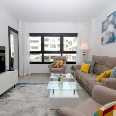 Alquiler a corto plazo de apartamento en planta media en Estepona