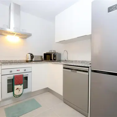 Alquiler a corto plazo de apartamento en planta media en Estepona