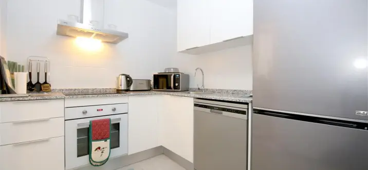 Alquiler a corto plazo de apartamento en planta media en Estepona 4