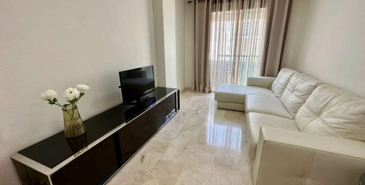 Long-term rent of middle floor apartment in Estepona 1