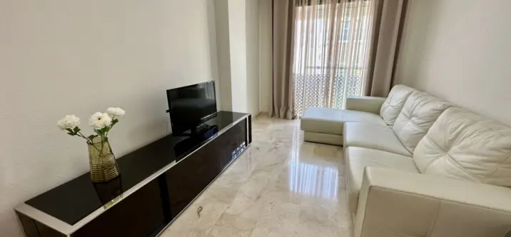 Long-term rent of middle floor apartment in Estepona 0