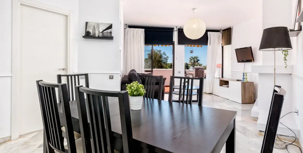 Краткосрочная аренда апартаментов на среднем этаже в Calahonda 1