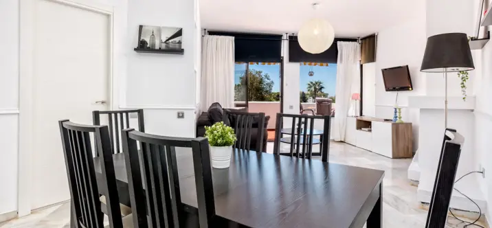 Краткосрочная аренда апартаментов на среднем этаже в Calahonda 0