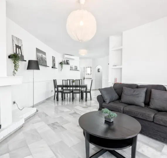 Краткосрочная аренда апартаментов на среднем этаже в Calahonda