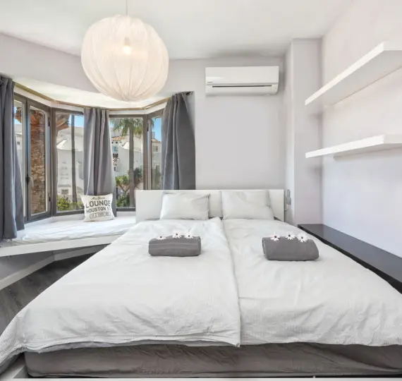 Краткосрочная аренда апартаментов на среднем этаже в Calahonda